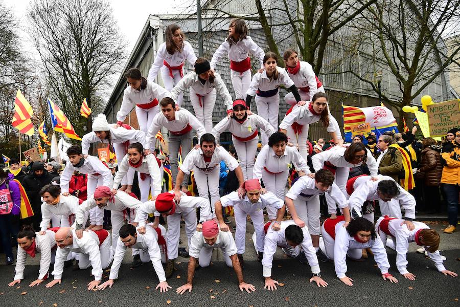 Algunos manifestantes llevan pancartas con el lema «libertad para todos los presos políticos»