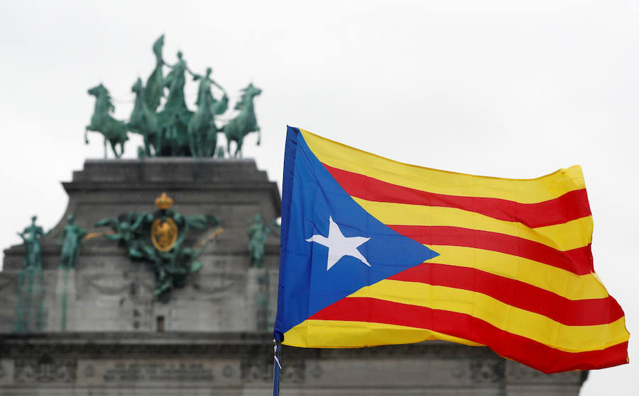 Algunos manifestantes llevan pancartas con el lema «libertad para todos los presos políticos»