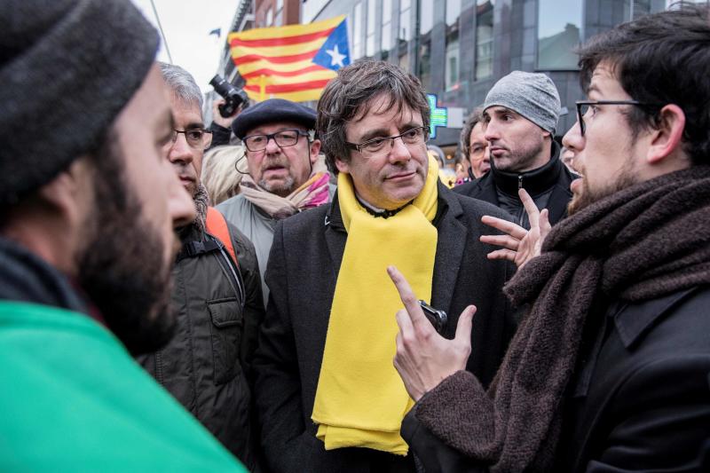 Algunos manifestantes llevan pancartas con el lema «libertad para todos los presos políticos»