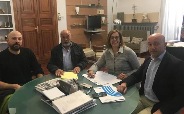 La presidenta de la Diputación, con el vicepresidente, a la derecha, y miembros de la corporación de Guaza de Campos. 