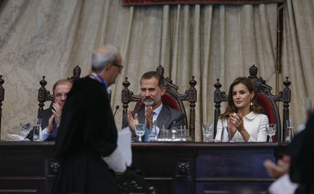 Su Majestad el Rey, junto a la Reina, en su última visita a la Universidad de Salamanca.