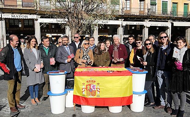 Cargos electos del PP y miembros de NN GG celebran el aniversario de la Constitución.