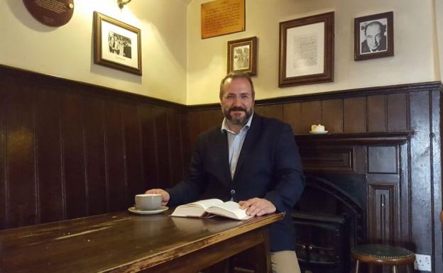 Diego Blanco, en el Pub Eagle&Child de Oxford, donde se reunían Tolkien y C.S. Lewis. 