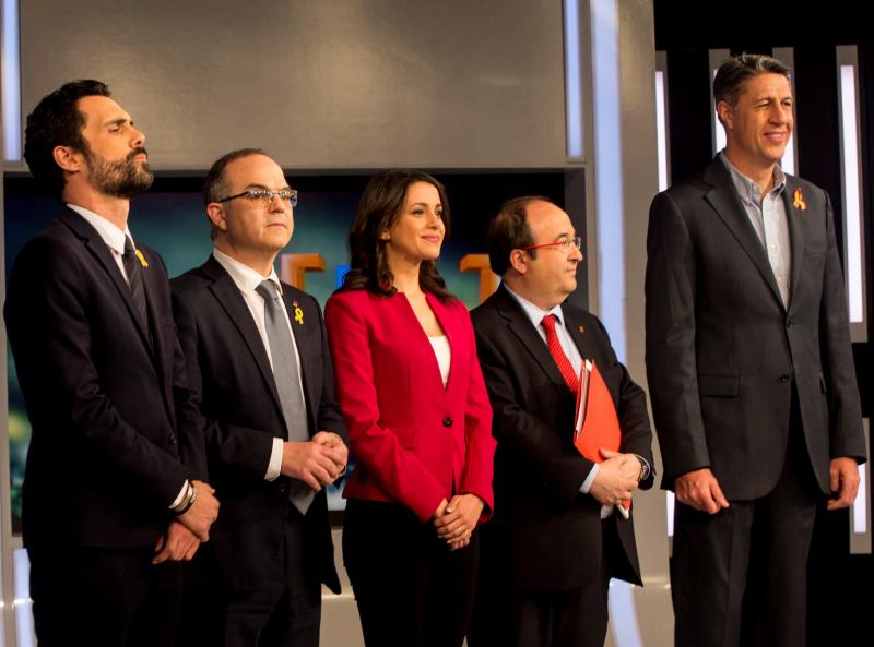 Los candidatos a la Generalitat de Cataluña de las formaciones ERC, Roger Torrent (i); Junts per Catalunya, Jordi Turull (2-i); Ciudadanos, Inés Arrimadas (c); PSC, Miquel Iceta (2-d), y PPC, Xavier García Albiol (d).