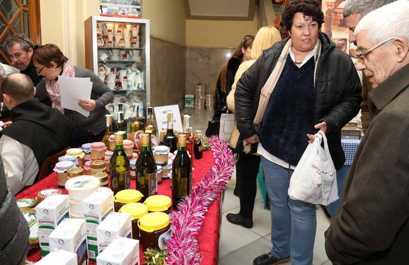 Los monasterios de clausura muestran sus productos navideños en una feria en Palencia