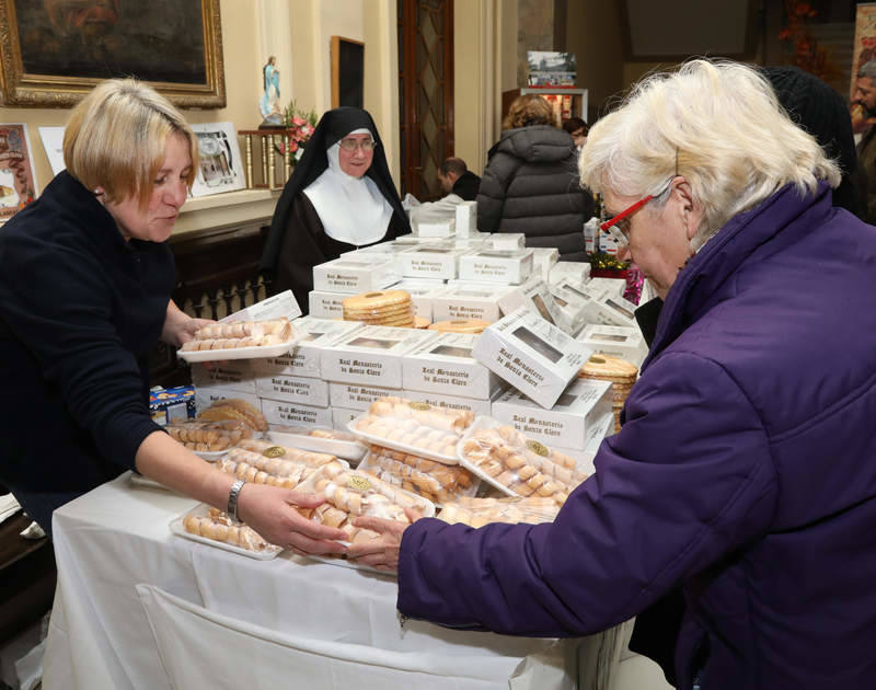 Los monasterios de clausura muestran sus productos navideños en una feria en Palencia