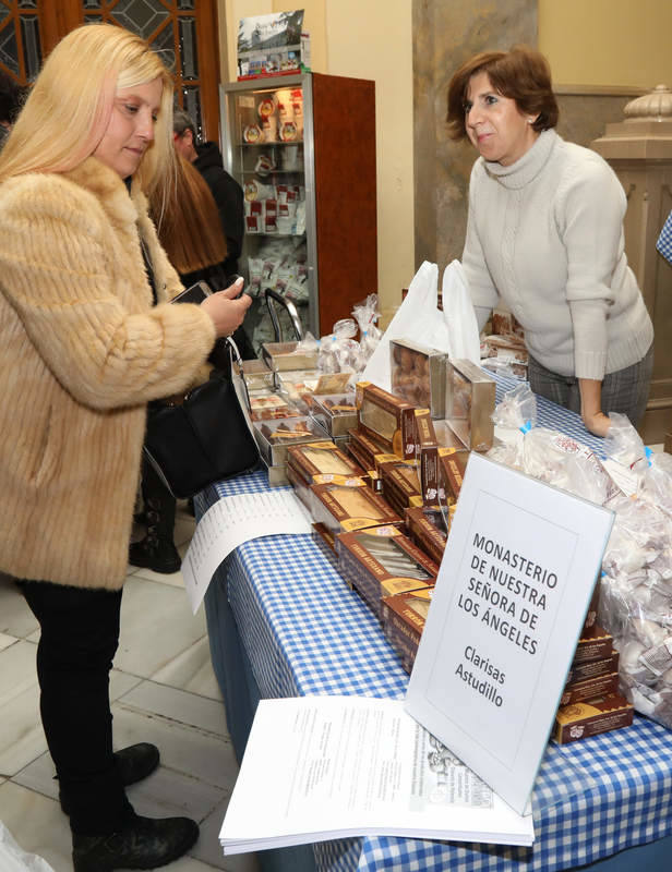 Los monasterios de clausura muestran sus productos navideños en una feria en Palencia