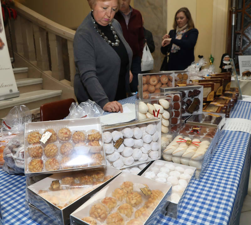 Los monasterios de clausura muestran sus productos navideños en una feria en Palencia