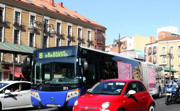 Un autobús urbano en la parada de la Plaza España.
