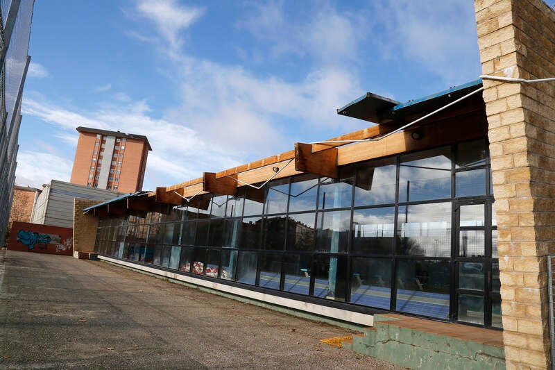 El viento levantó el tejado de las piscinas climatizadas de Campos Góticos, que se cayó al suel