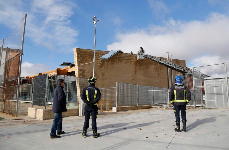 El viento levantó el tejado de las piscinas climatizadas de Campos Góticos, que se cayó al suel