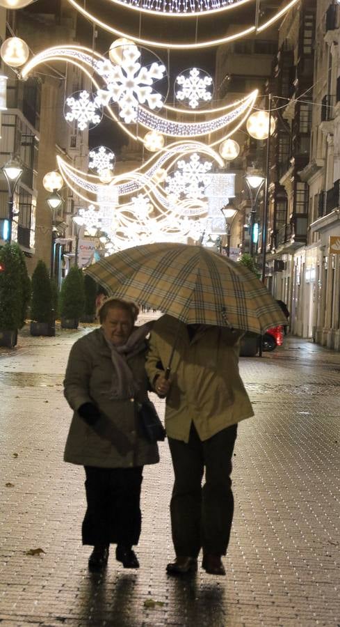 Los bomberos retiraron cascotes, ramas, vallas y luces de Navidad tras los fuertes vientos