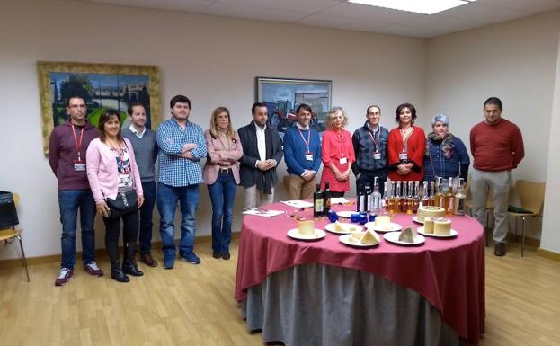 Chabela de la Torre posa con los productores distinguidos con el sello de calidad y con los chefs que intervinieron en la cata.