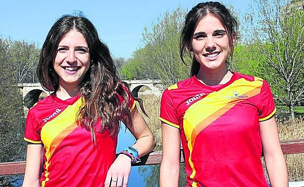Las palentinas Carla Gallardo, a la izquierda, y Marta García posan en Isla Dos Aguas. 