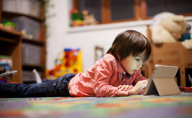 Un niño conectado a internet desde la tablet.