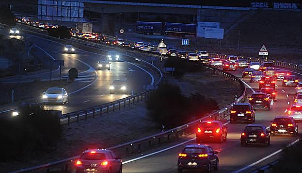Tráfico denso ayer por la tarde en la A-62.