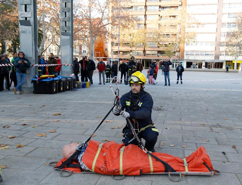 El parque del Salón ha sido el escenario de la exhibición de Rescate en Altura realizado por los bomberos en el marco del Congreso Regional de la Plataforma de Bomberos Profesionales de Castilla y León que se celebra en Palencia