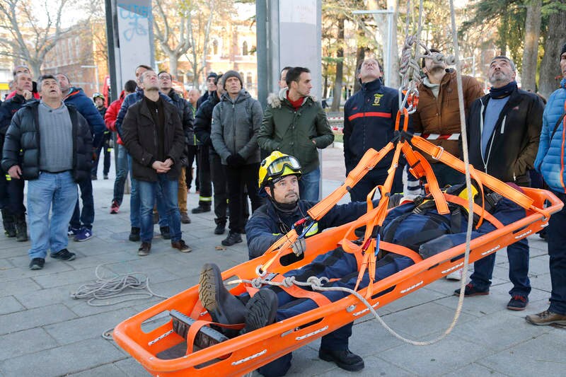 El parque del Salón ha sido el escenario de la exhibición de Rescate en Altura realizado por los bomberos en el marco del Congreso Regional de la Plataforma de Bomberos Profesionales de Castilla y León que se celebra en Palencia