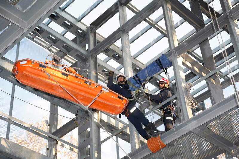 El parque del Salón ha sido el escenario de la exhibición de Rescate en Altura realizado por los bomberos en el marco del Congreso Regional de la Plataforma de Bomberos Profesionales de Castilla y León que se celebra en Palencia