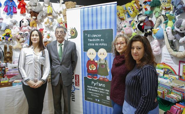 Bienvenido Mena, junto a integrantes de Pyfano, en el mercadillo solidario.