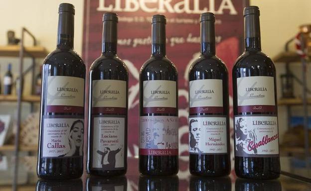 Botellas del vino 'Liberalia Cuatro', con las etiquetas conmemorativas.