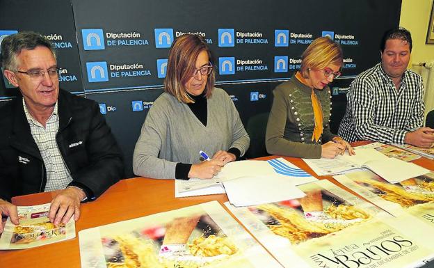 Gonzalo Pérez, Ángeles Armisén, Rosa Juanes y Ricardo Beltrán, ayer, en la firma del convenio de colaboración.