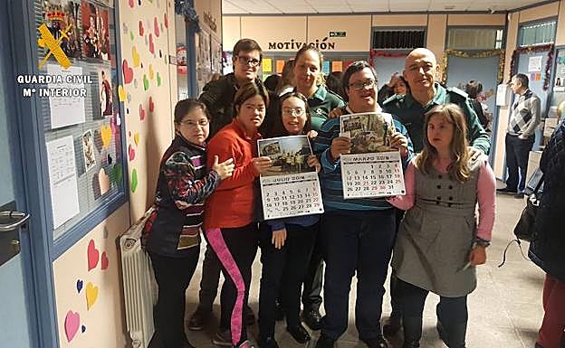 Participantes en la edición del calendario, con guardias civiles, en su presentación. 