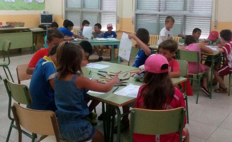 Escolares en una aula de un pueblo segoviano. 