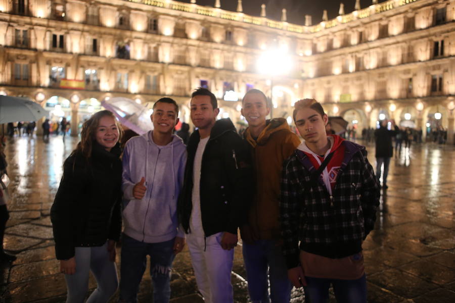 La lluvia se invita a la Nochevieja Universitaria de Salamanca