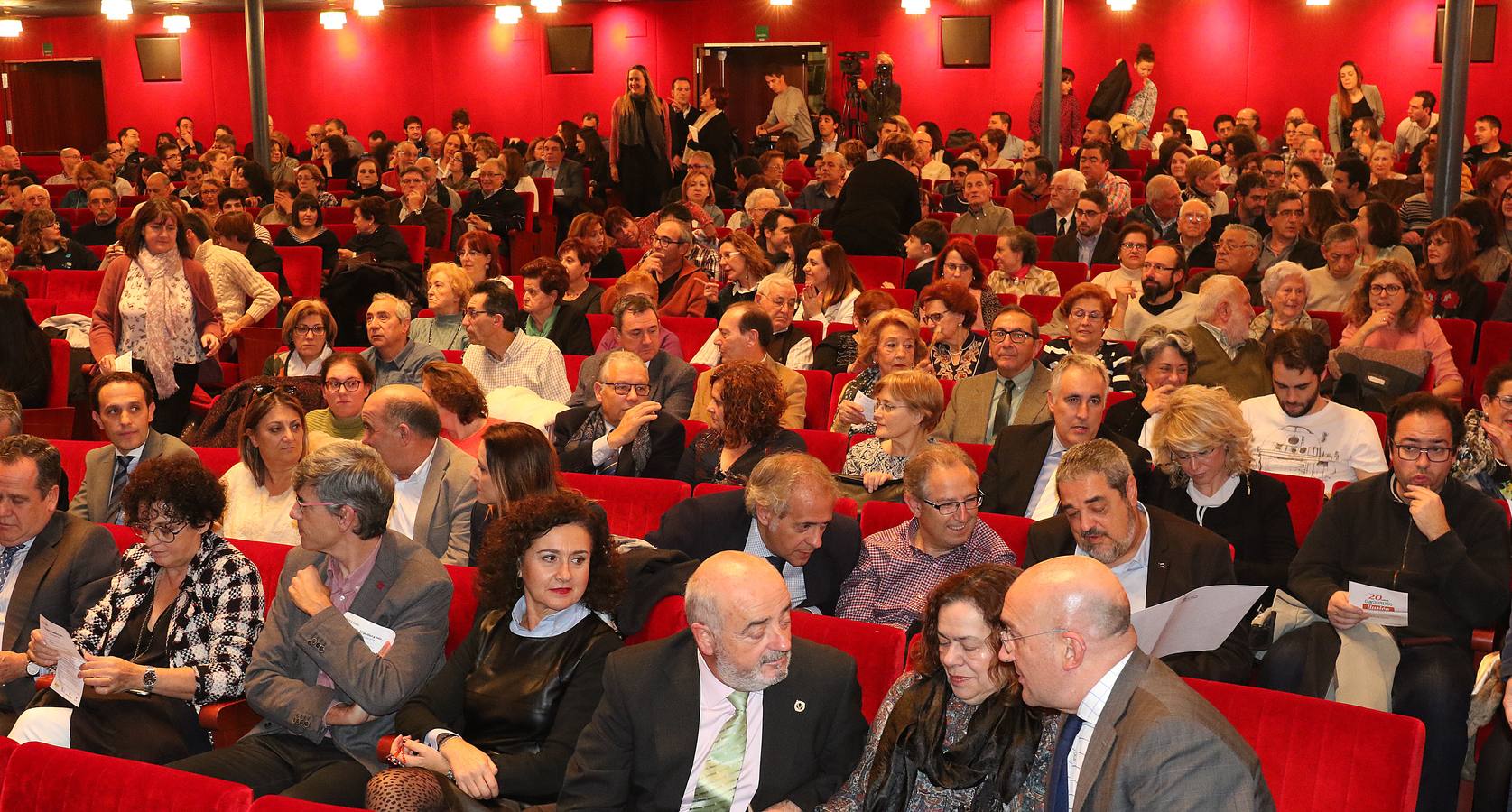 El acto celebrado en el Teatro Zorrilla, sirvió de homenaje a los alcaldes y concejales de treinta y dos municipios de la provincia en los que presta asistencia con el objetivo de consolidar allí su labor