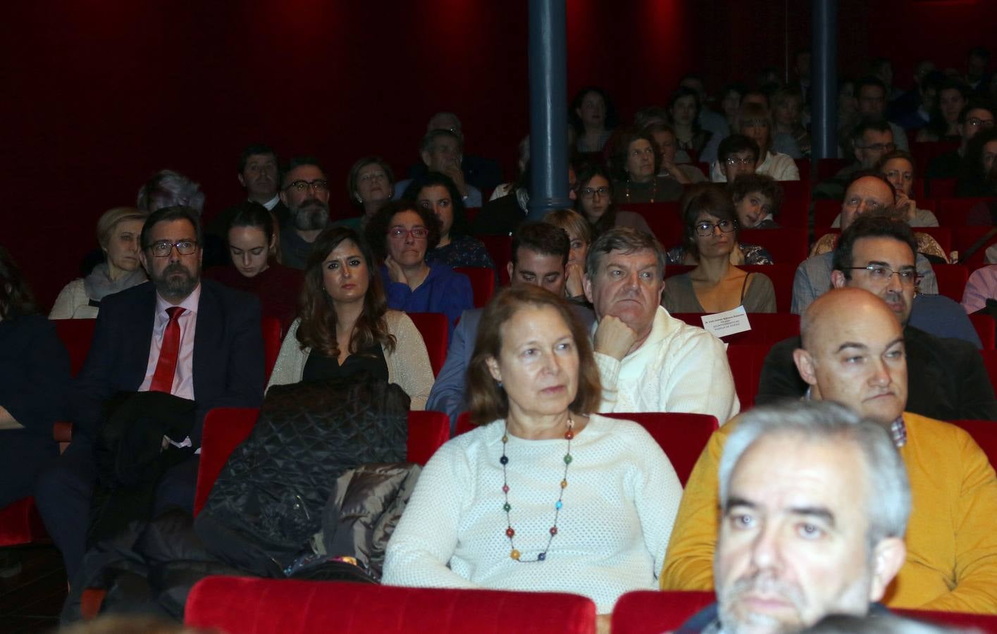 El acto celebrado en el Teatro Zorrilla, sirvió de homenaje a los alcaldes y concejales de treinta y dos municipios de la provincia en los que presta asistencia con el objetivo de consolidar allí su labor