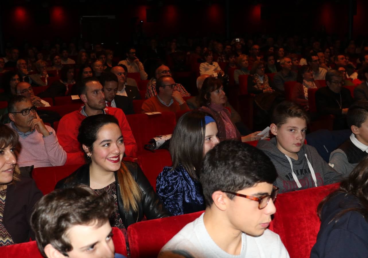 El acto celebrado en el Teatro Zorrilla, sirvió de homenaje a los alcaldes y concejales de treinta y dos municipios de la provincia en los que presta asistencia con el objetivo de consolidar allí su labor