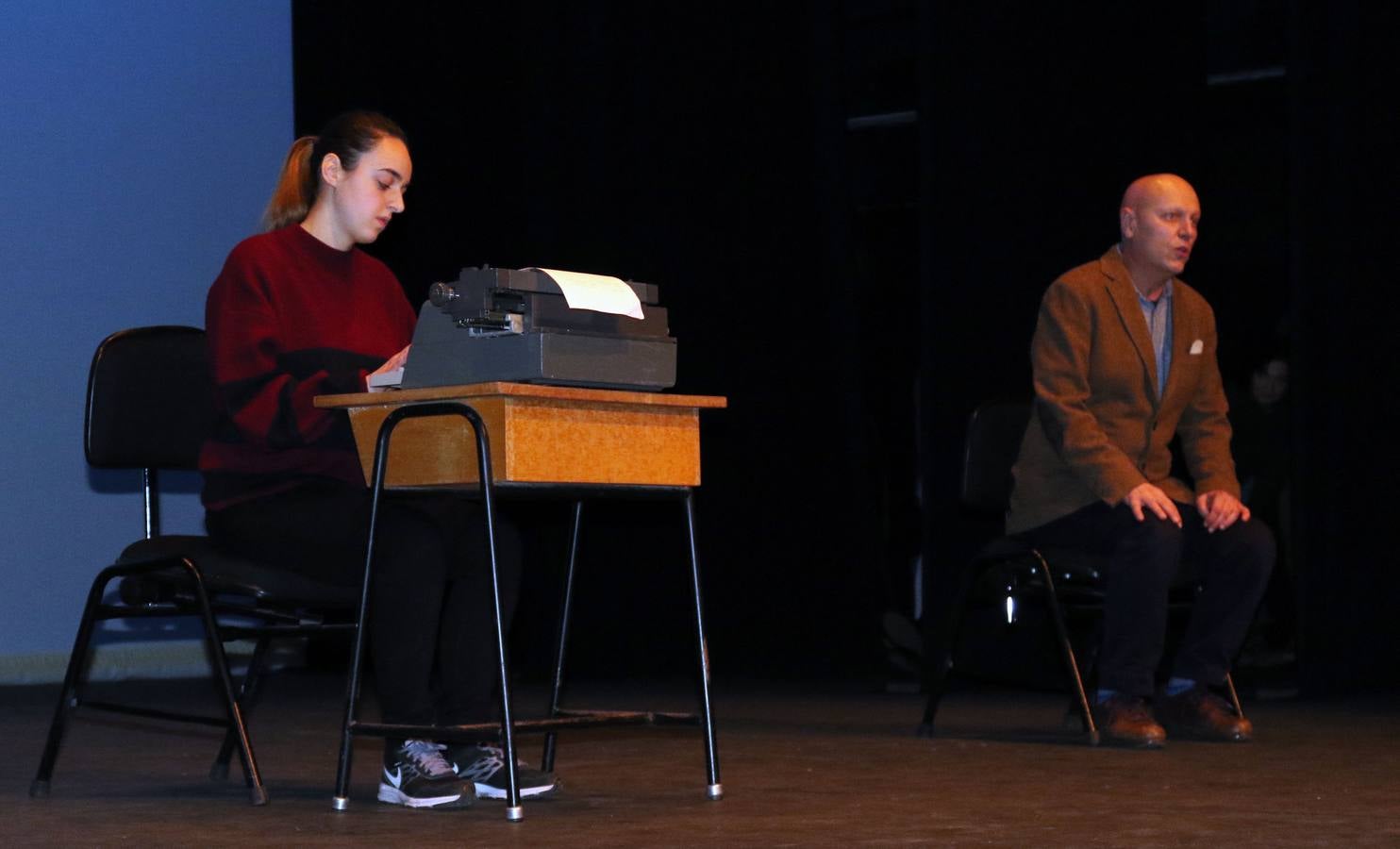 El acto celebrado en el Teatro Zorrilla, sirvió de homenaje a los alcaldes y concejales de treinta y dos municipios de la provincia en los que presta asistencia con el objetivo de consolidar allí su labor