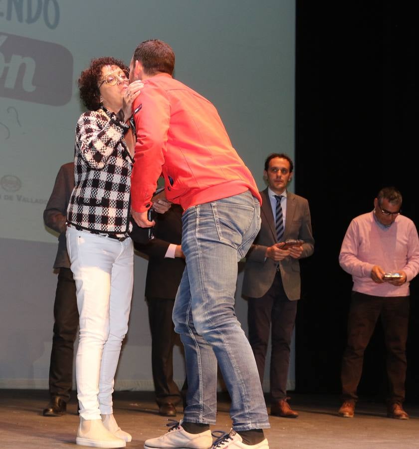 El acto celebrado en el Teatro Zorrilla, sirvió de homenaje a los alcaldes y concejales de treinta y dos municipios de la provincia en los que presta asistencia con el objetivo de consolidar allí su labor