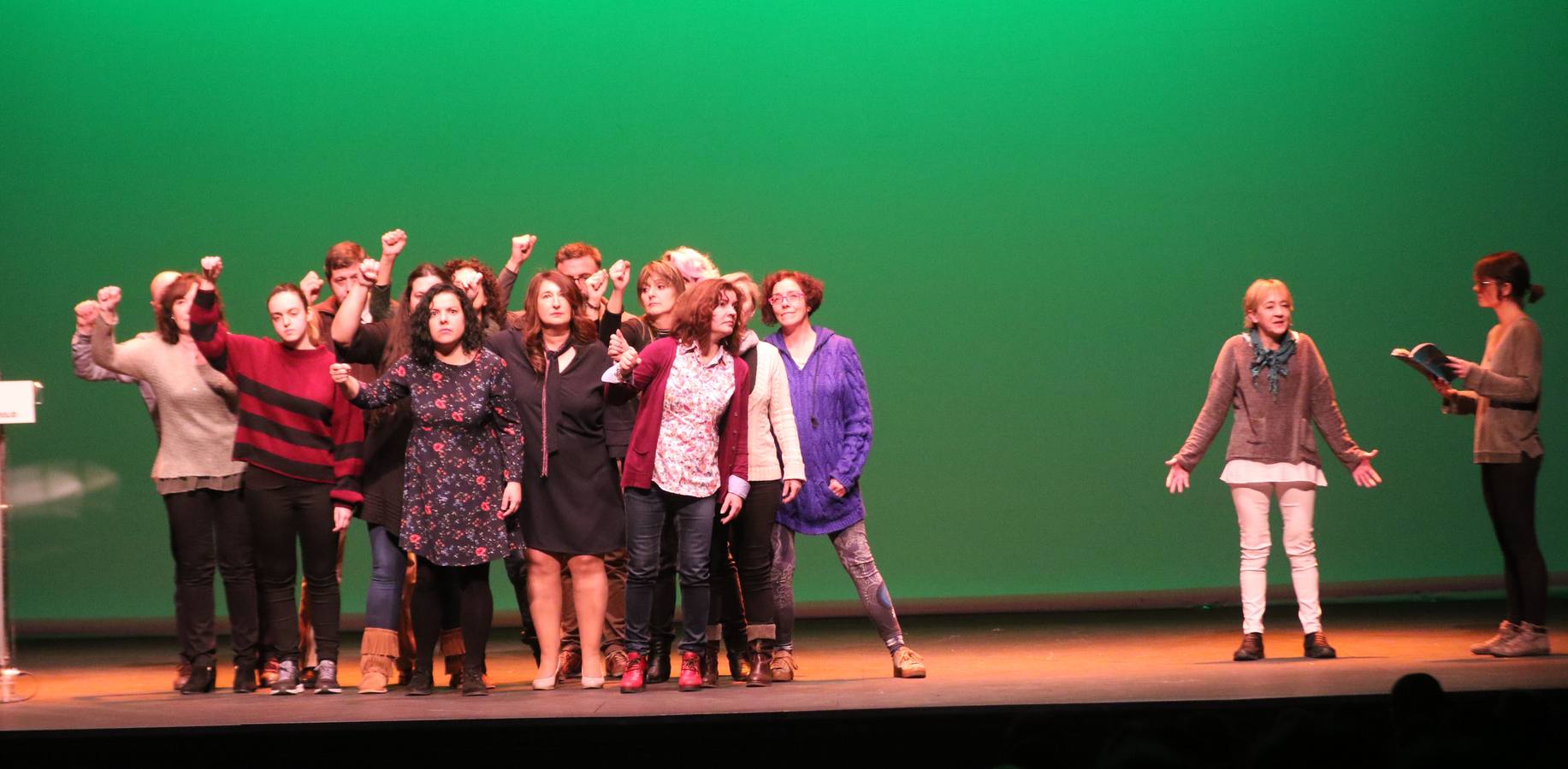 El acto celebrado en el Teatro Zorrilla, sirvió de homenaje a los alcaldes y concejales de treinta y dos municipios de la provincia en los que presta asistencia con el objetivo de consolidar allí su labor