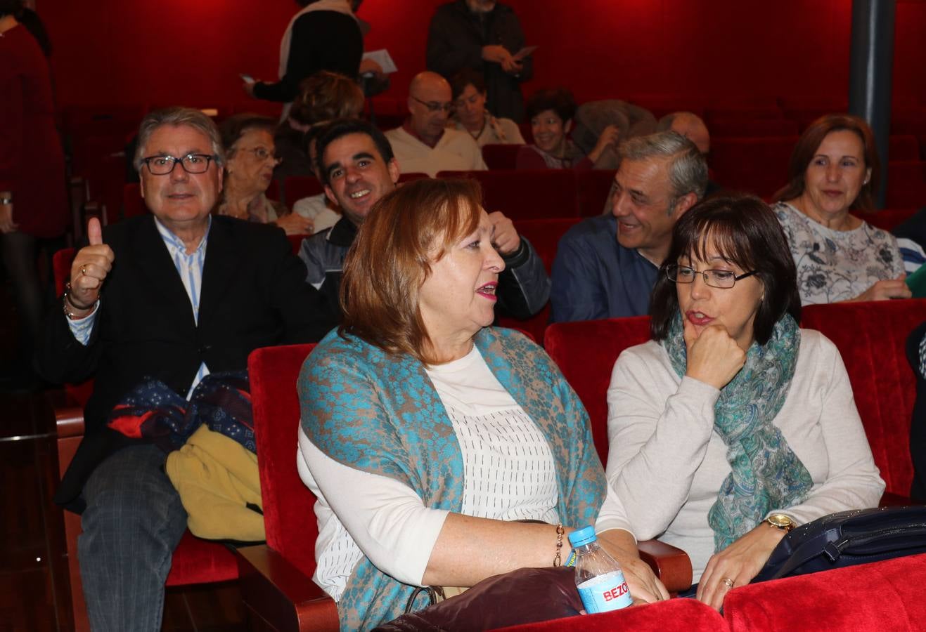 El acto celebrado en el Teatro Zorrilla, sirvió de homenaje a los alcaldes y concejales de treinta y dos municipios de la provincia en los que presta asistencia con el objetivo de consolidar allí su labor