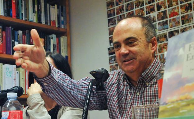 Fermín Herrero gesticula en un instante de la presentación en la librería Oletvm. 