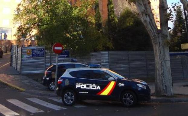 Dos patrullas de la Policía Nacional, a las puertas del Hospital Clínico. 