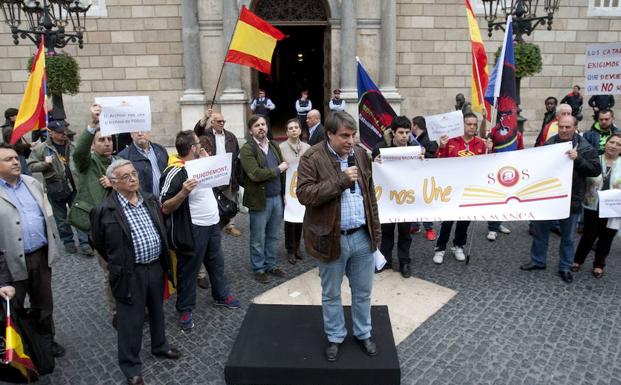 Policarpo Sánchez interviene en la concentración en defensa delArchivo, celebrada en abril de 2016 frente a la sede del Palau de la Generalitat. 