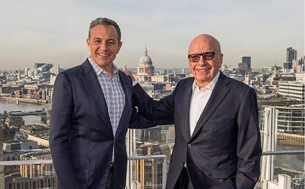 El consejero delegado de Disney, Robert Ige, y el presidente de Fox, Rupert Murdoch.