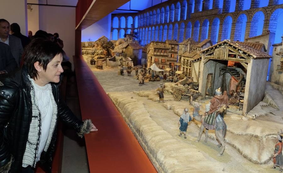 Jesús Julio Carnero, presidente de la Diputación de Valladolid, ha inagurado hoy en el Palacio de Pimentel el Belén Bíblico. Como cada año se instala en la Sala de Exposiciones hasta el 6 de enero. 