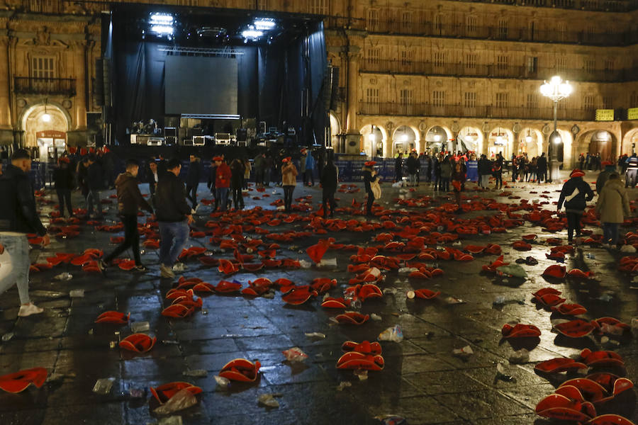 Tareas de limpieza de la Plaza Mayor de Salamanca tras la Nochevieja Universitaria