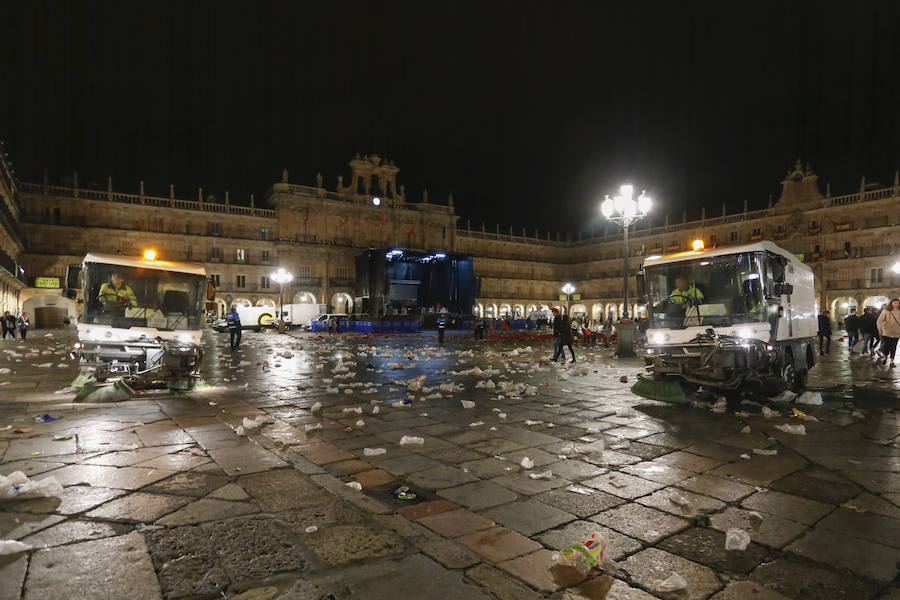 Tareas de limpieza de la Plaza Mayor de Salamanca tras la Nochevieja Universitaria