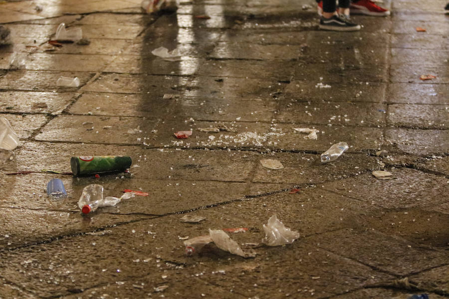 Tareas de limpieza de la Plaza Mayor de Salamanca tras la Nochevieja Universitaria