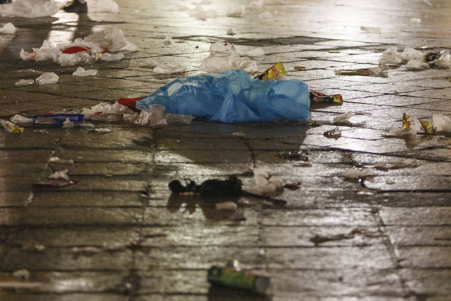 Tareas de limpieza de la Plaza Mayor de Salamanca tras la Nochevieja Universitaria