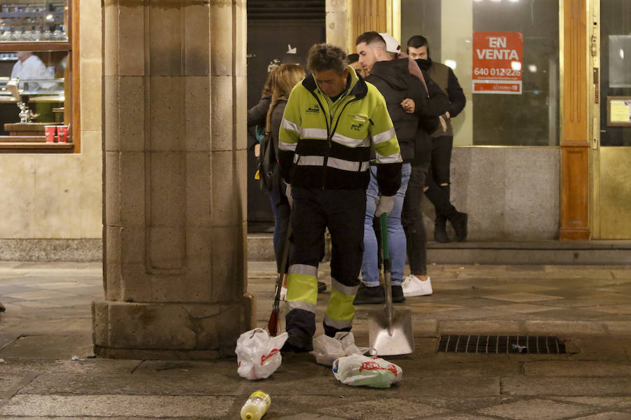 Tareas de limpieza de la Plaza Mayor de Salamanca tras la Nochevieja Universitaria