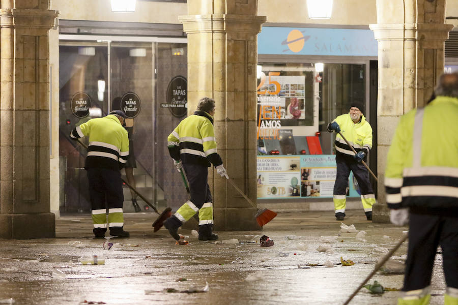 Tareas de limpieza de la Plaza Mayor de Salamanca tras la Nochevieja Universitaria
