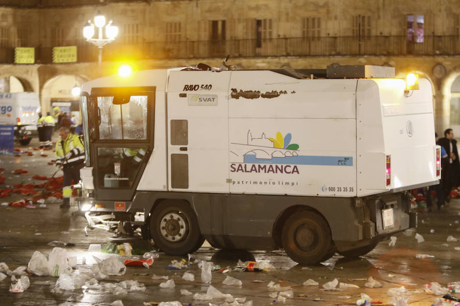 Tareas de limpieza de la Plaza Mayor de Salamanca tras la Nochevieja Universitaria
