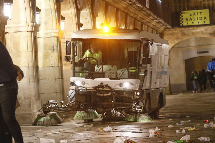 Tareas de limpieza de la Plaza Mayor de Salamanca tras la Nochevieja Universitaria