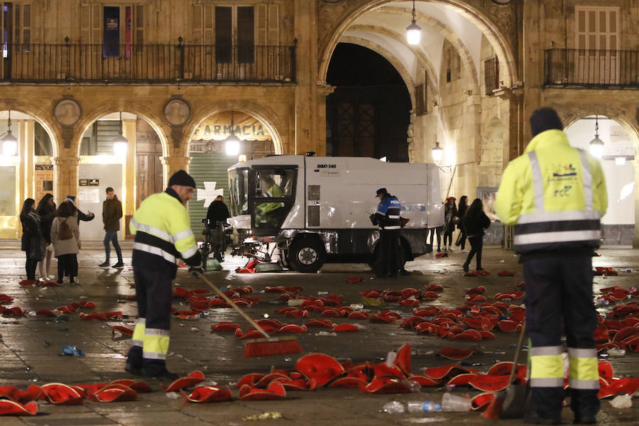 Tareas de limpieza de la Plaza Mayor de Salamanca tras la Nochevieja Universitaria